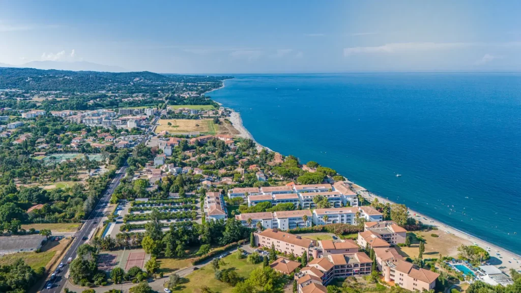 Moriani plage vue en drône Complexe touristique et camping en bord de mer sur une longue plage de sable, côte orientale corse.
