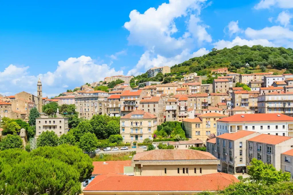 Vue du village de Sartène Valinco Façade d'église ancienne et clocher typique d'un village corse sous un ciel azur, patrimoine religieux du village de Sartene dans le Valinco