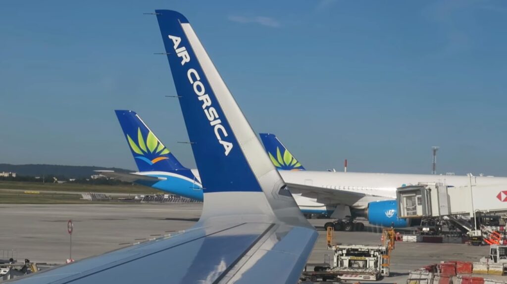 Sur le tarmac de l'aéroport d'Ajaccio, un avion d'Air Corsica se prépare à décoller vers des horizons ensoleillés, illustrant le dynamisme du transport aérien en Corse.