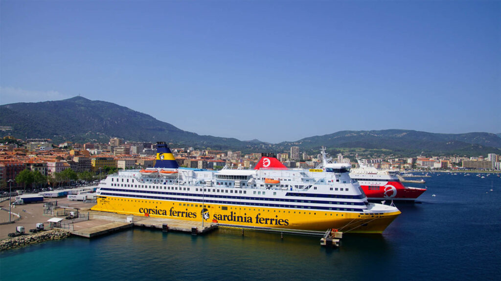 Cette scène maritime évoque parfaitement l'esprit d'aventure et la beauté des côtes corses. Le mélange de la mer brillamment éclairée et des montagnes environnantes crée une ambiance idéale pour les amateurs de voyages et d'évasion, enrichissant ainsi l'expérience visuelle.