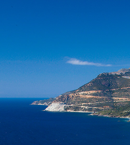Cette photographie capture la magie de la côte méditerranéenne, où l’horizon invite à la contemplation et la paix. La vue offre un contraste de couleurs entre le ciel bleu clair et les collines verdoyantes qui plongent dans les eaux azurées de la mer.