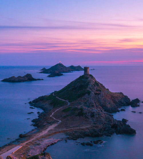 Ce panorama enchanteur présente des îles côtières baignées dans la douce lumière du coucher de soleil, créant une atmosphère de paix et de sérénité.