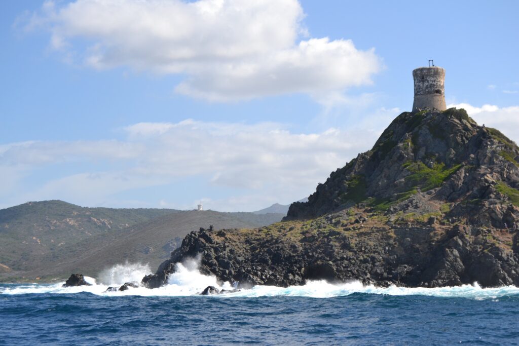 Paysage époustouflant des îles Sanguinaires avec leur phare emblématique, entourées par le bleu azur de la mer, offrent un havre de sérénité et de beauté sauvage en Méditerranée.