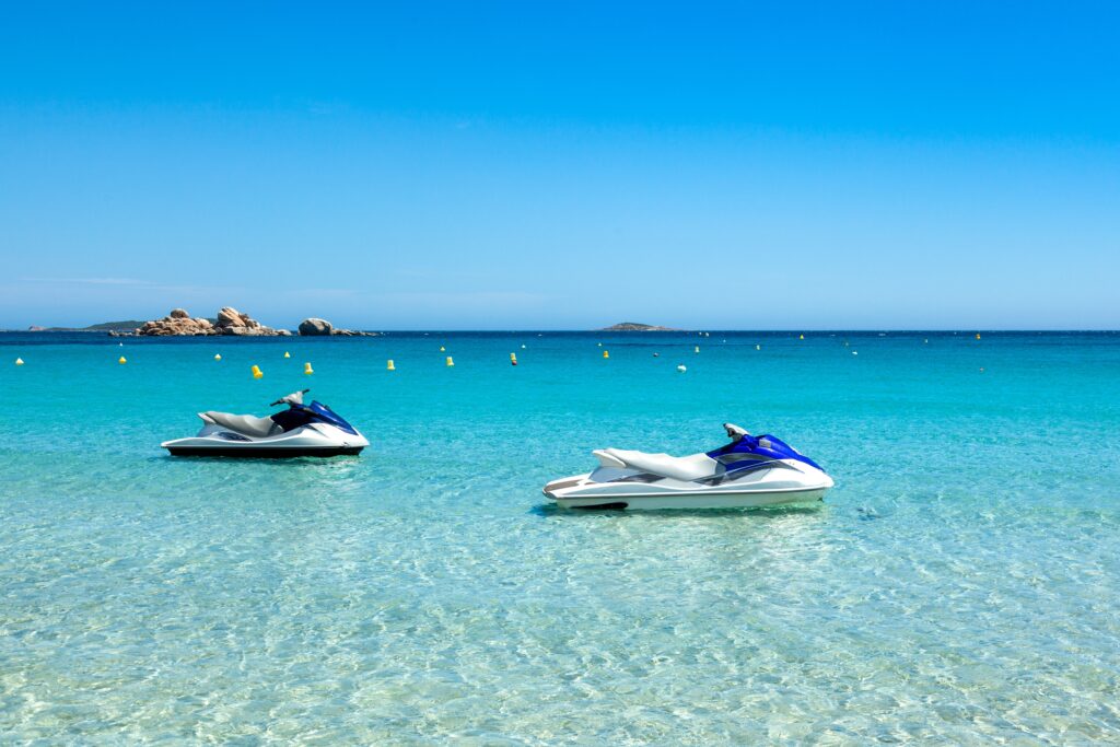 Jet-skis reposant sur des eaux turquoise et un ciel ensoleillé, capturant l'esprit d'aventure et de vacances idylliques en Méditerranée.