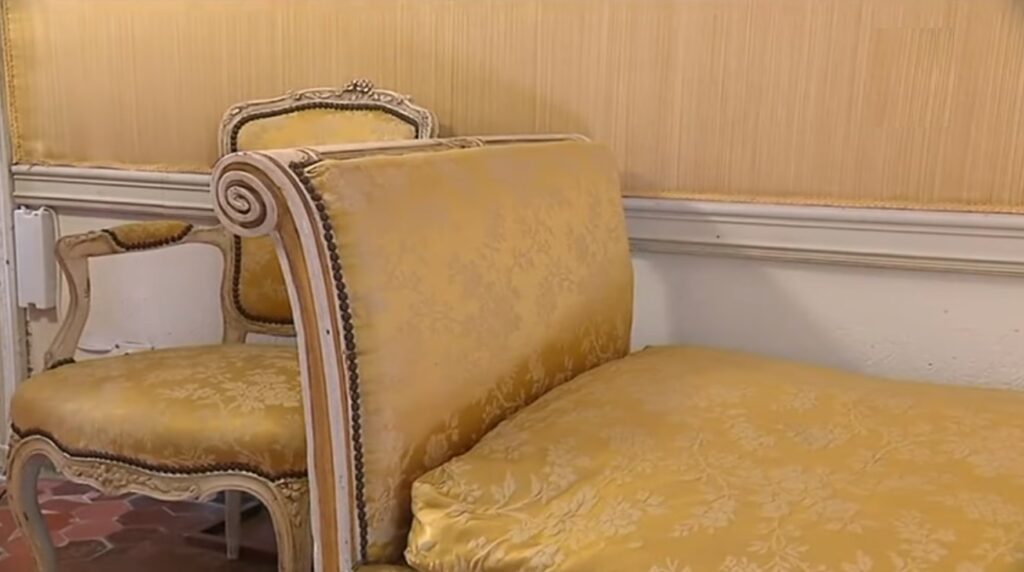 Chaise en velours jaune luxueuse dans la maison natale de Napoléon à Ajaccio