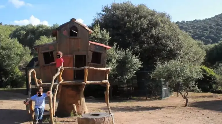 Aire de jeux pour enfants entourée de nature verdoyante à Saleccia, Corse, offrant une ambiance joyeuse et insouciante.