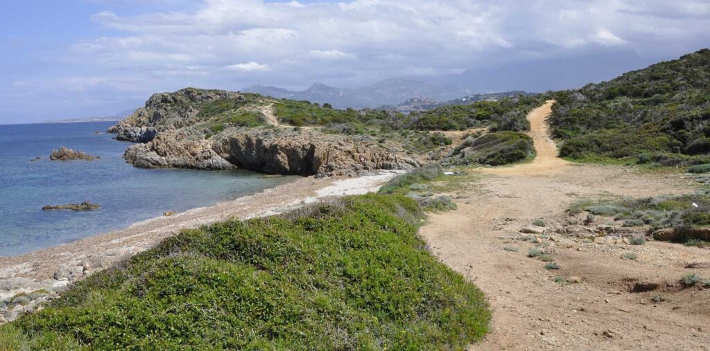 Magnifique paysage côtier en Corse, idéal pour activités en plein air, offrant nature sereine et vue imprenable.