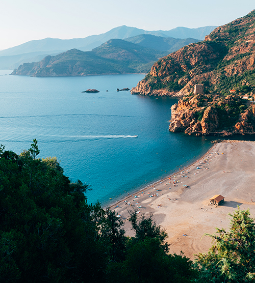 Plage, montagne et mer en Corse, immersion dans un paysage naturel préservé idéal pour la détente.