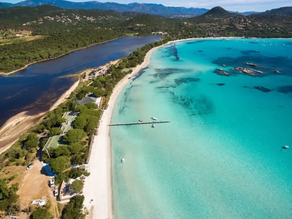 plage-de-santa-giulia-vue-du-ciel-corse-du-sud Vue de la baie de Santa Giulia à Porto-Vecchio, avec sa lagune et sa longue bande de sable blanc, bordée de pins parasols.