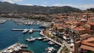 Vue époustouflante du port de Bonifacio, avec ses yachts, la mer azur, et les maisons pittoresques de la ville en toile de fond.