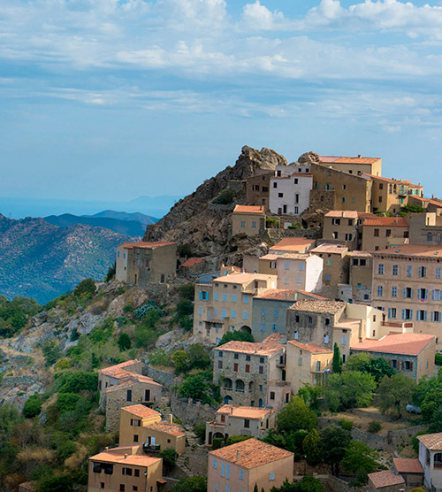 Village corse pittoresque perché sur une colline offrant une vue spectaculaire sur les montagnes environnantes et l'architecture en pierre traditionnelle.