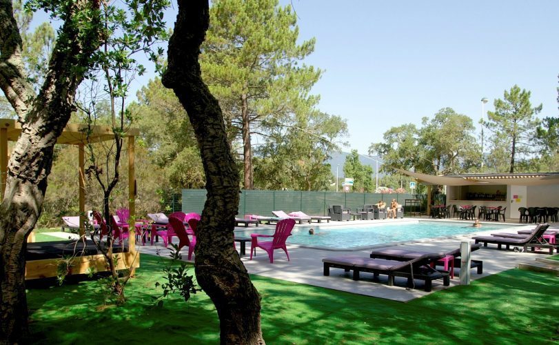 Cette scène captivante invite à la relaxation au bord de l'eau, soulignant le mariage parfait entre luxe, confort et nature, pour un été mémorable, où chaque instant peut être savouré sous le soleil.