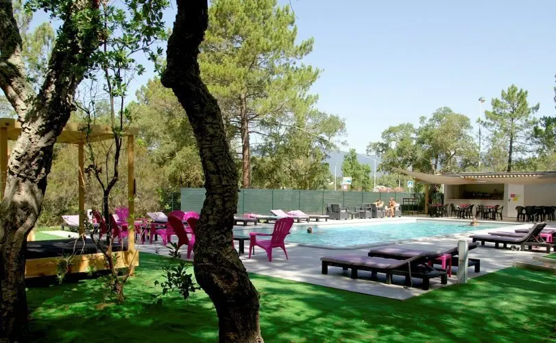 Questo scenario affascinante invita al relax in riva all'acqua, evidenziando il perfetto connubio tra lusso, comfort e natura, per un'estate indimenticabile, in cui ogni momento può essere assaporato sotto il sole.
