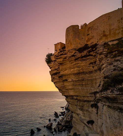 Cette image capture la majesté des falaises corses au coucher de soleil, offrant un spectacle naturel saisissant et une ambiance de tranquillité, propice à l'évasion et à l'émerveillement devant la beauté de la nature sauvage.