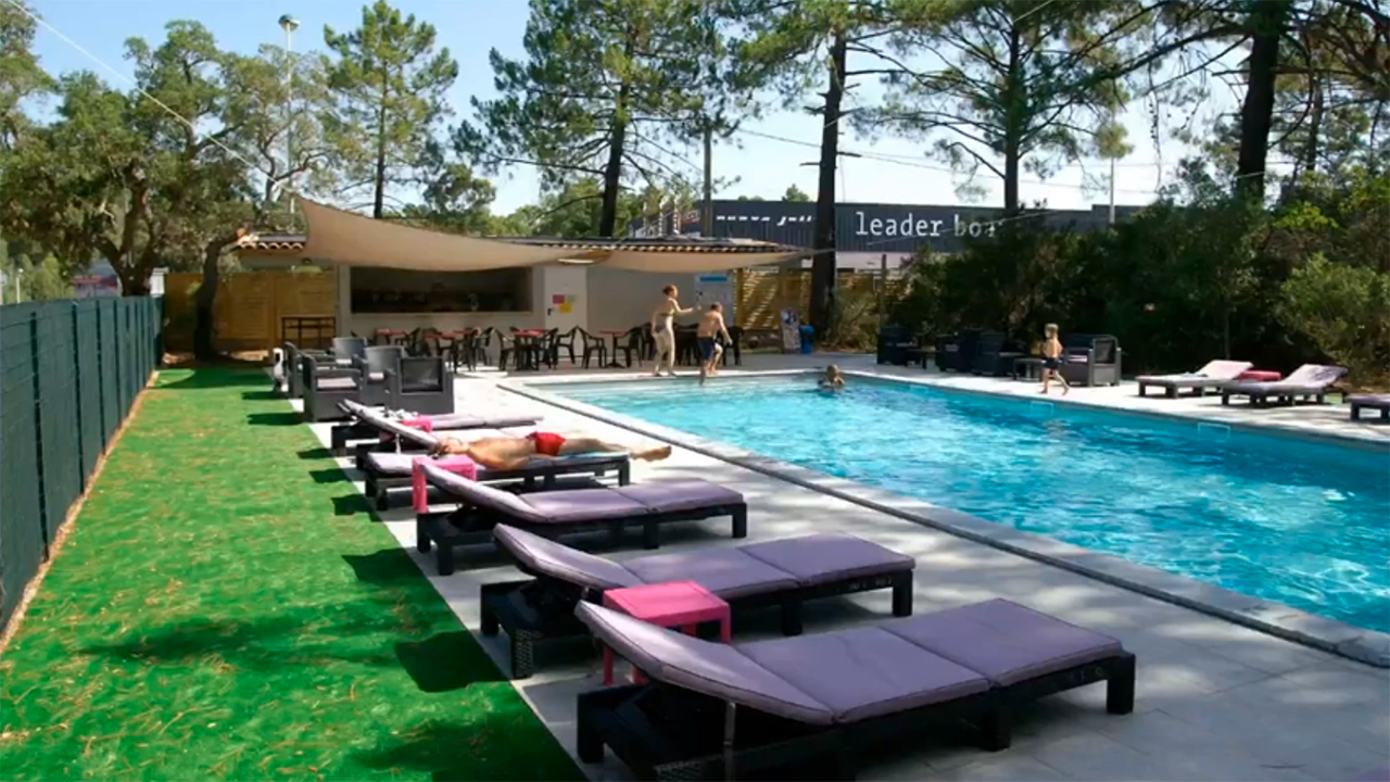 Piscine estivale en famille profitant du soleil, cadre paisible avec rires et détente.