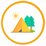 Cette image capture l'esprit du camping en plein air, mêlant aventure et tranquillité. La tente colorée se fond parfaitement dans le paysage verdoyant, invitant à la découverte et à la relaxation en communion avec la nature.