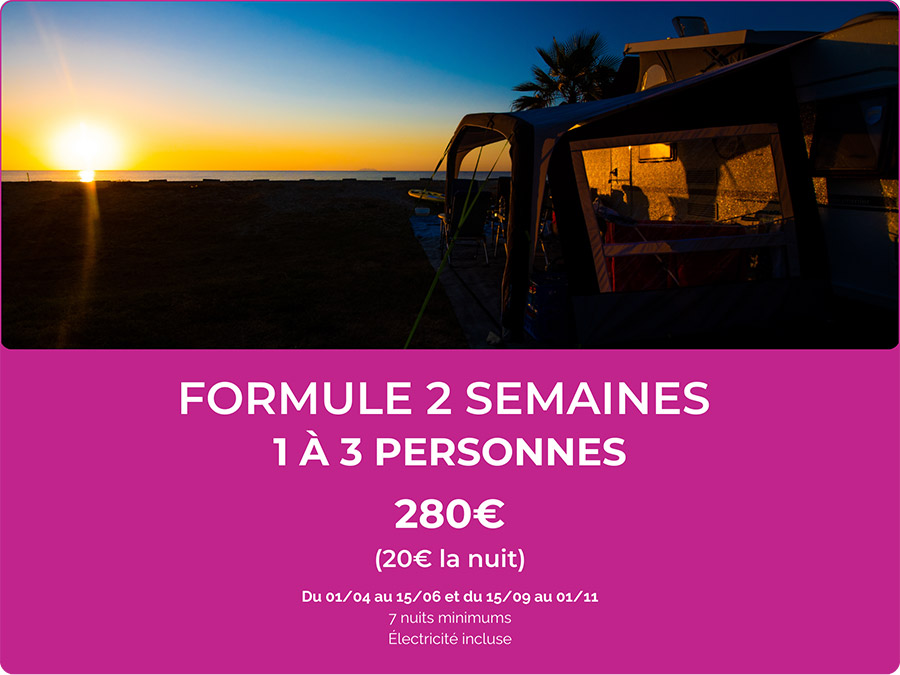 Vacances inoubliables en famille au bord de la mer, avec un coucher de soleil embrasant le ciel, parfaite harmonie entre détente et nature.