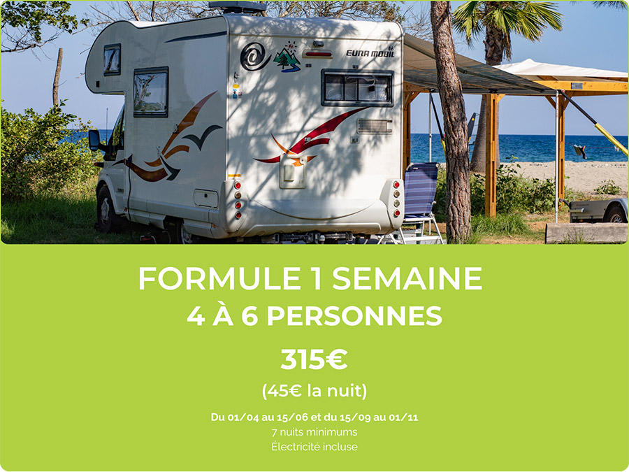 Camping-car moderne stationné sous des arbres, avec vue sur la mer et chaises de détente, incarnant l'esprit d'évasion en plein air pour des vacances en bord de mer.