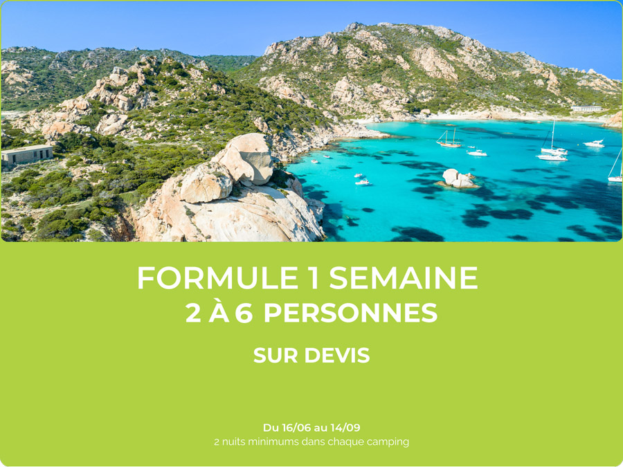 L'image montre une plage avec de l'eau cristalline, entourée de rochers et de collines verdoyantes, illustrant une évasion idéale pour des vacances estivales en pleine nature, invitant à la détente et à l'aventure.
