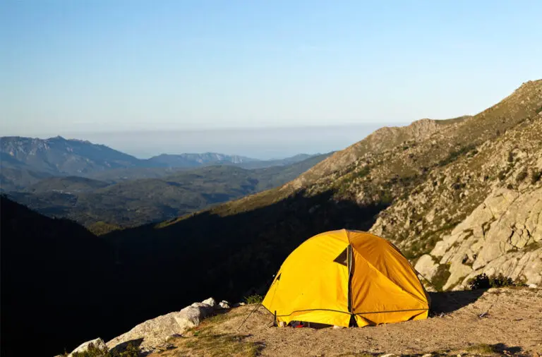 Camper en tente en Corse
