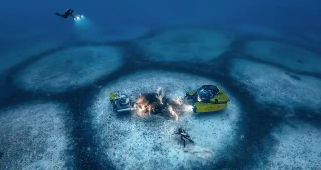 Vue en plongée des Anneaux Corses, formation géologique unique au Cap Corse Plongeurs et sous-marin explorant les Anneaux Corses. Vue spectaculaire de cette formation géologique rare au large du Cap Corse