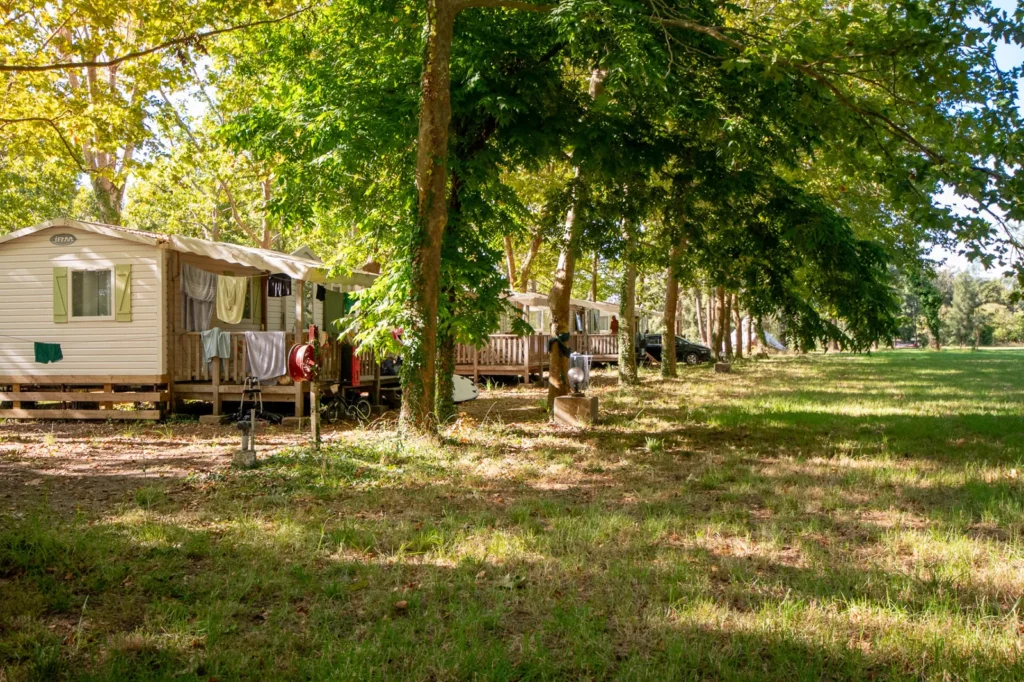 Casa mobile integrata nella natura in un campeggio Ecolabel della Corsica