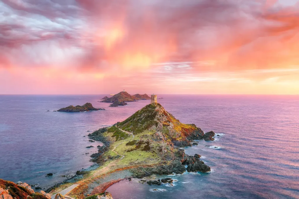 Les îles sanguinaires Coucher de soleil sur les îles Sanguinaires en Corse, avec la tour génoise dominant la mer Méditerranée.