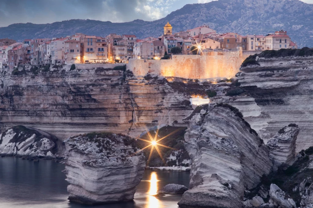 Klippe auf Korsika Blick auf das Dorf Bonifacio auf Korsika, das auf seinen Kalksteinfelsen über dem Mittelmeer thront.