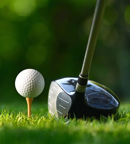 Un'immagine affascinante di un tee da golf pronto per un colpo su un verde lussureggiante, che illustra la passione per il golf e la bellezza naturale circostante.