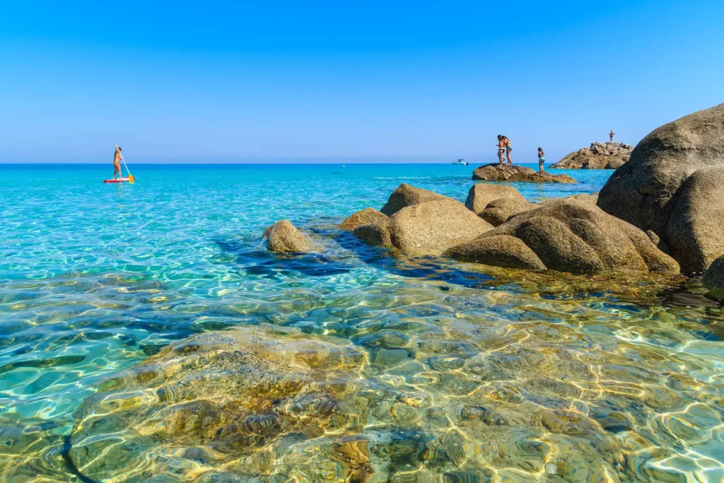 Balagne paradis des baignades limpides Eau cristalline et rochers dorés sur une plag. Découvrez la Balagne en Haute-Corse.
