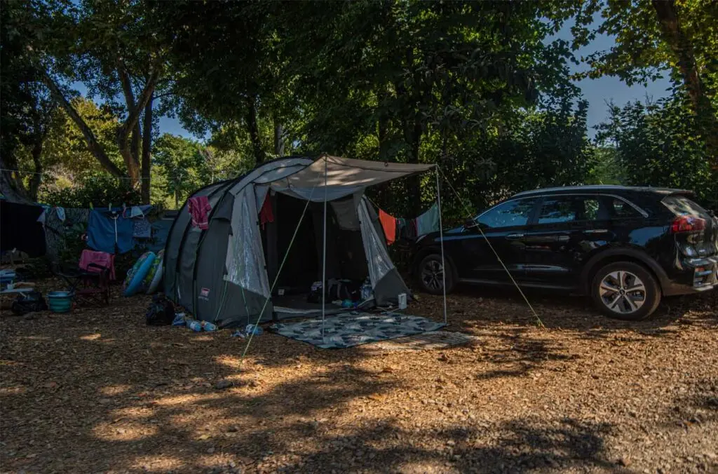 Quels campings en Corse offrent des emplacements pour tentes et caravanes
