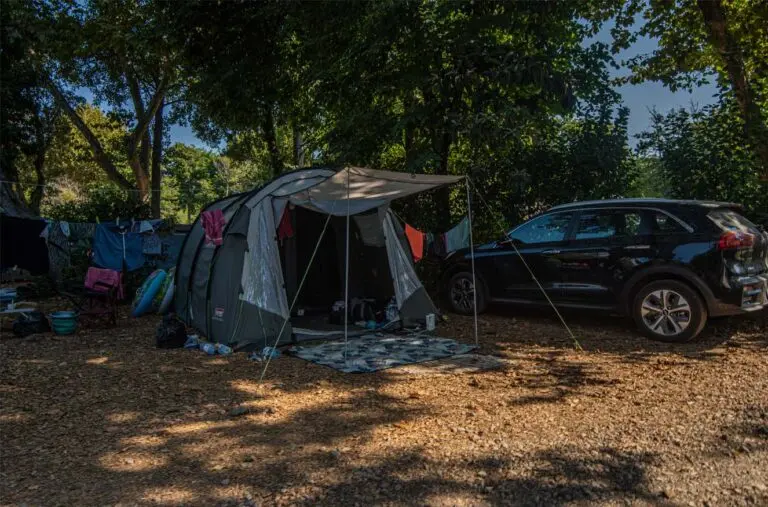 Quels campings en Corse offrent des emplacements pour tentes et caravanes