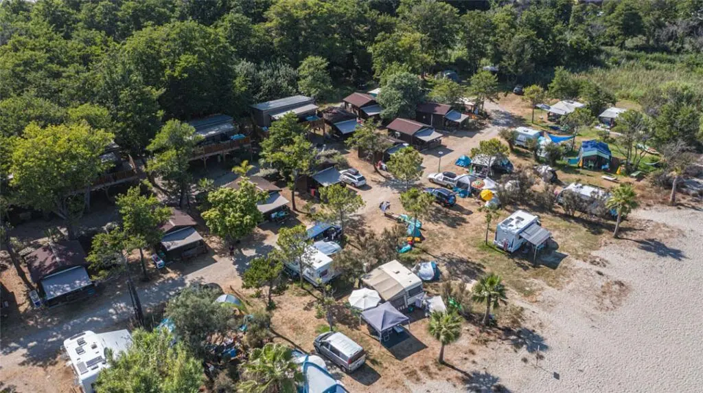 Quels campings en Corse offrent des emplacements pour tentes et caravanes