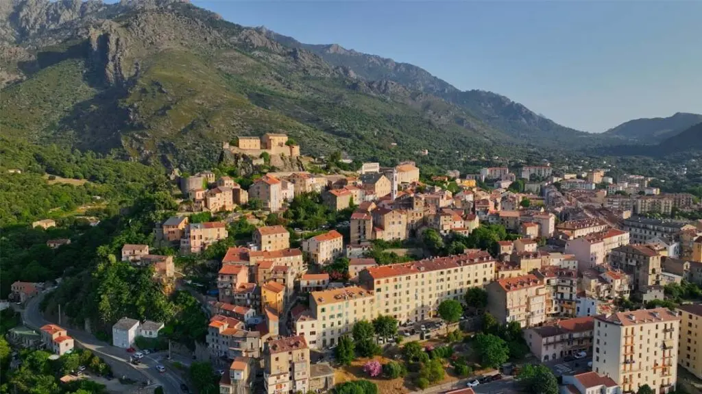 Vacanze in Corsica: come trovare un campeggio economico senza rinunciare al comfort?