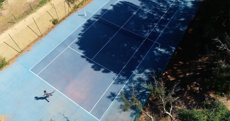 Campo da tennis al Camping U Pinarellu