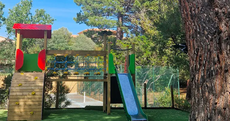 aire de jeux pour enfant au camping U Pinarellu à Zonza
