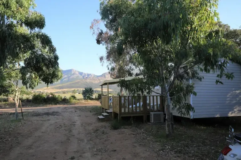 Camping Paradella 3 étoiles à Calvi, environnement ombragé et calme au cœur de la Balagne, Haute-Corse.