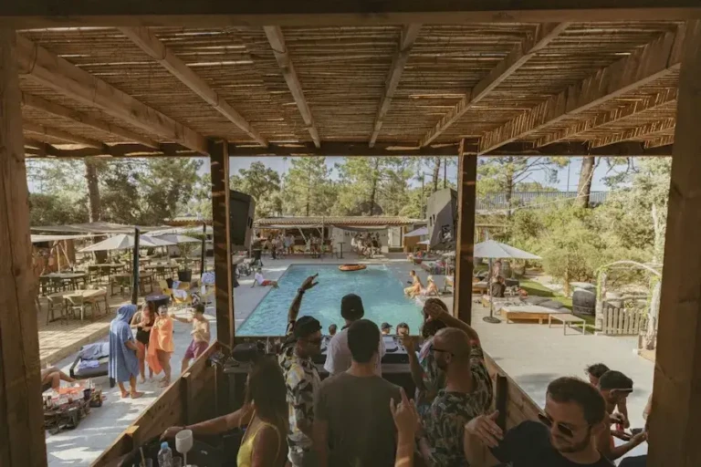 DJ en set sur une estrade couverte lors d'une pool party à la piscine du Camping Ü Stabiacciu, Porto-Vecchio.