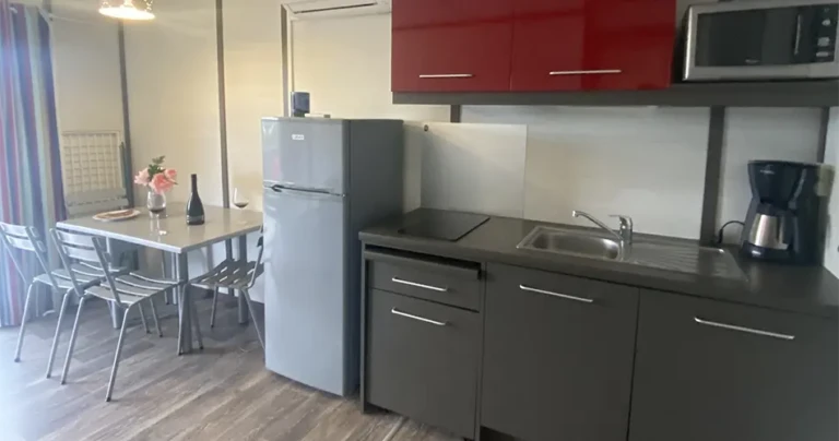 Innenraum eines Mobilheims auf dem Camping Villata in Sainte-Lucie de Porto-Vecchio