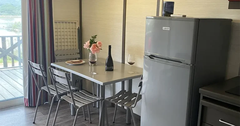 Innenraum eines Mobilheims auf dem Camping Villata in Sainte-Lucie de Porto-Vecchio