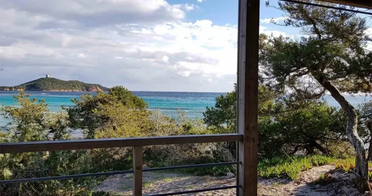 Meerblick von der Terrasse einer Unterkunft auf dem Campingplatz Villata
