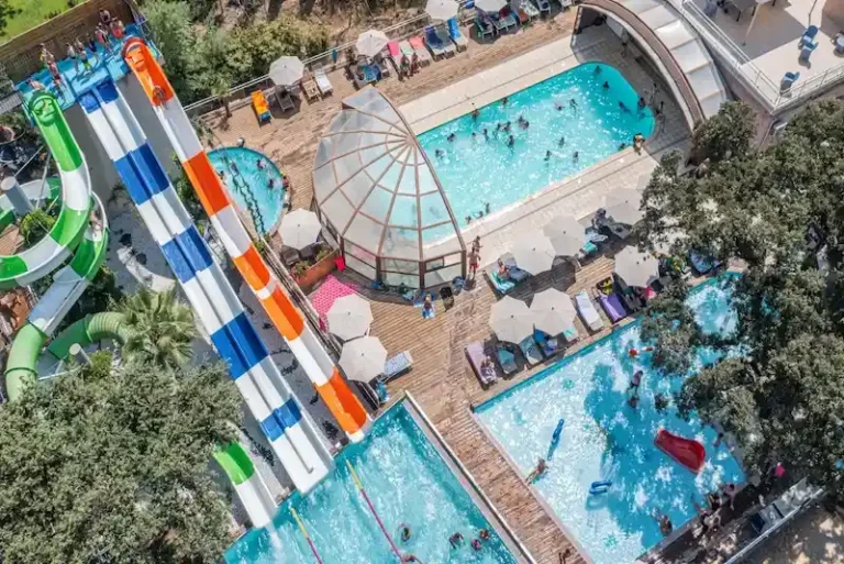 Piscina interna riscaldata con tetto telescopico presso il campeggio 4 stelle Merendella nell'Alta Corsica, in riva al mare.
