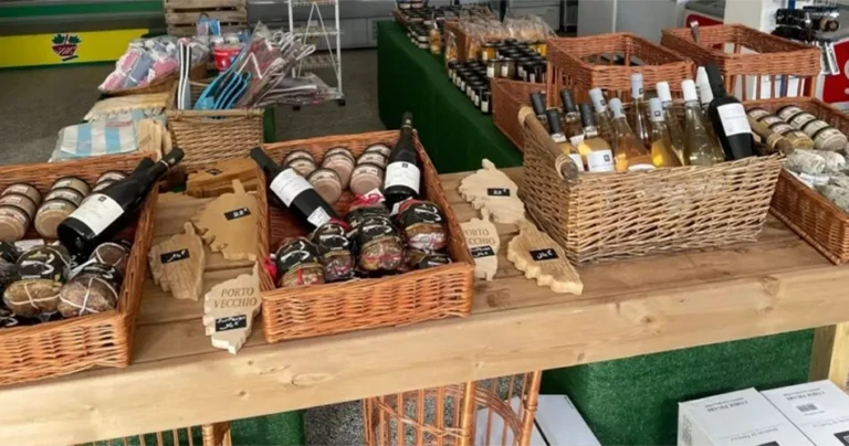 Verkauf korsischer Produkte im Lebensmittelgeschäft von Camping Villata