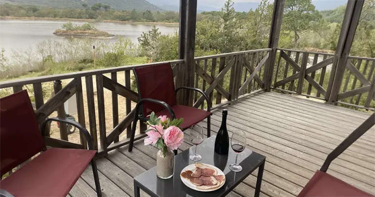 Terrasse am Teich in der Nähe von Porto-Vecchio