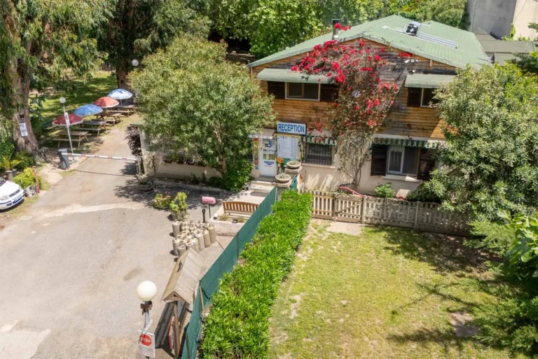 Welche Campingplätze auf Korsika sind für Gruppen oder große Familien geeignet?