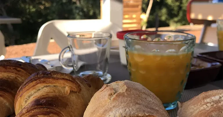 Petite déjeuner Corse en pleine nature à Cervione en Corse