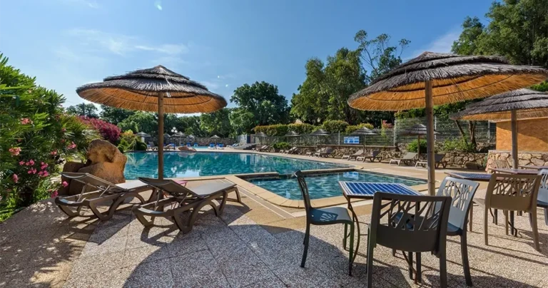 Beheizter Swimmingpool und Barterrasse auf dem Campingplatz U Pirellu