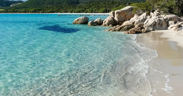 Strand von Santa Giulia in Porto-Vecchio im Süden Korsikas